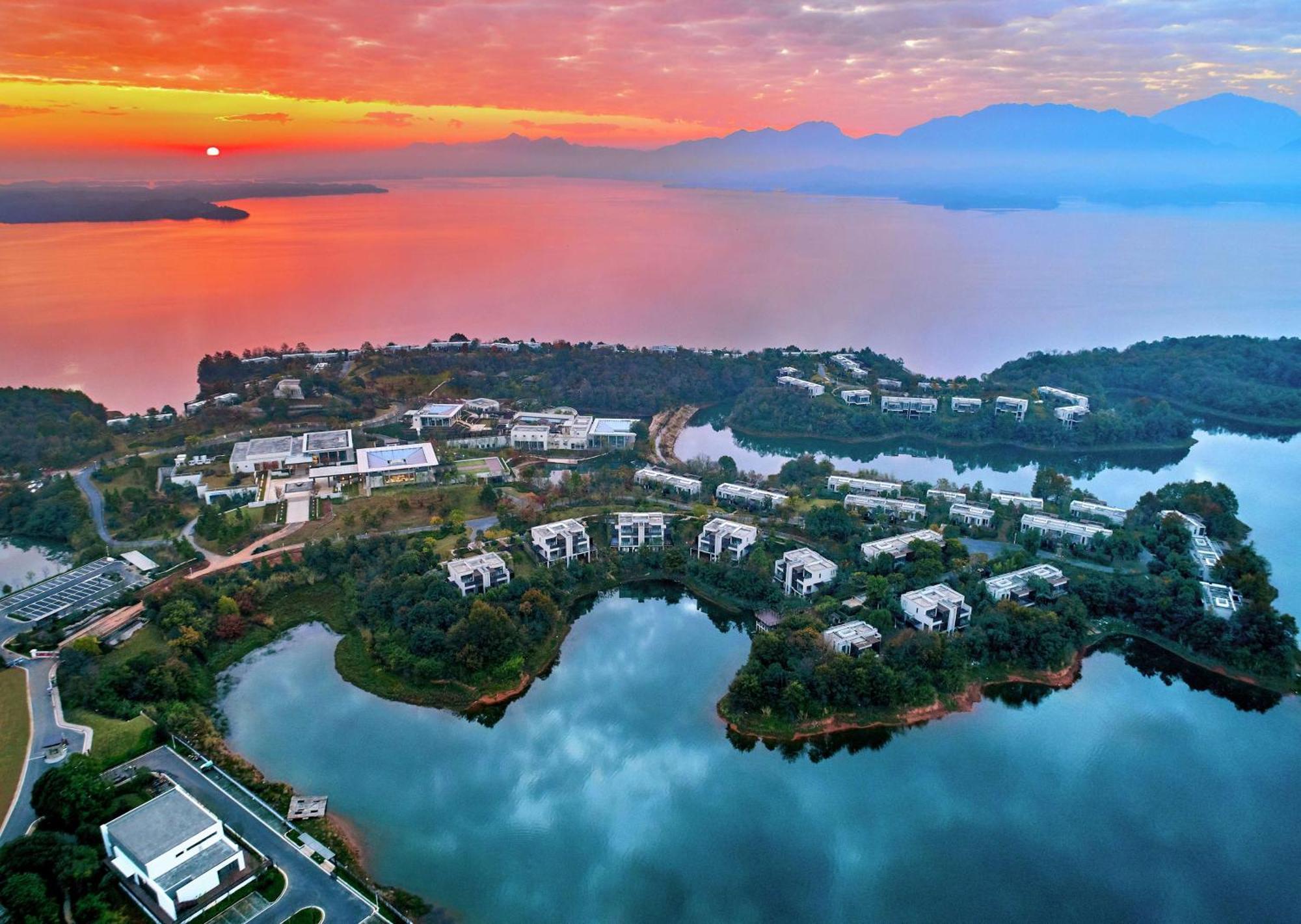 ลูซาน เวสต์ซี รีสอร์ต คูริโอ คอลเลคชั่น บาย ฮิลตัน Hotel Jiujiang  ภายนอก รูปภาพ